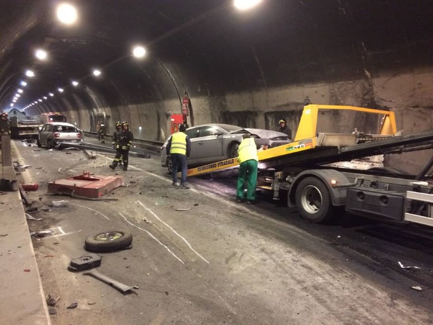 Brescia, incidente in galleria: due morti e tre feriti gravi - la ...