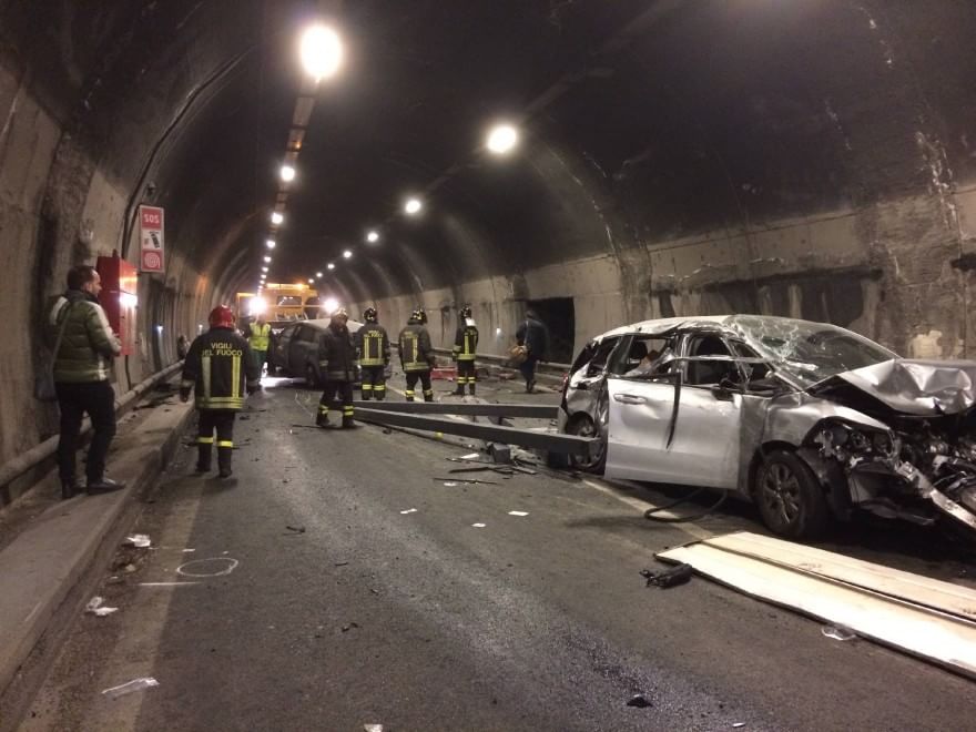 Brescia, incidente in galleria: due morti e tre feriti gravi - la ...