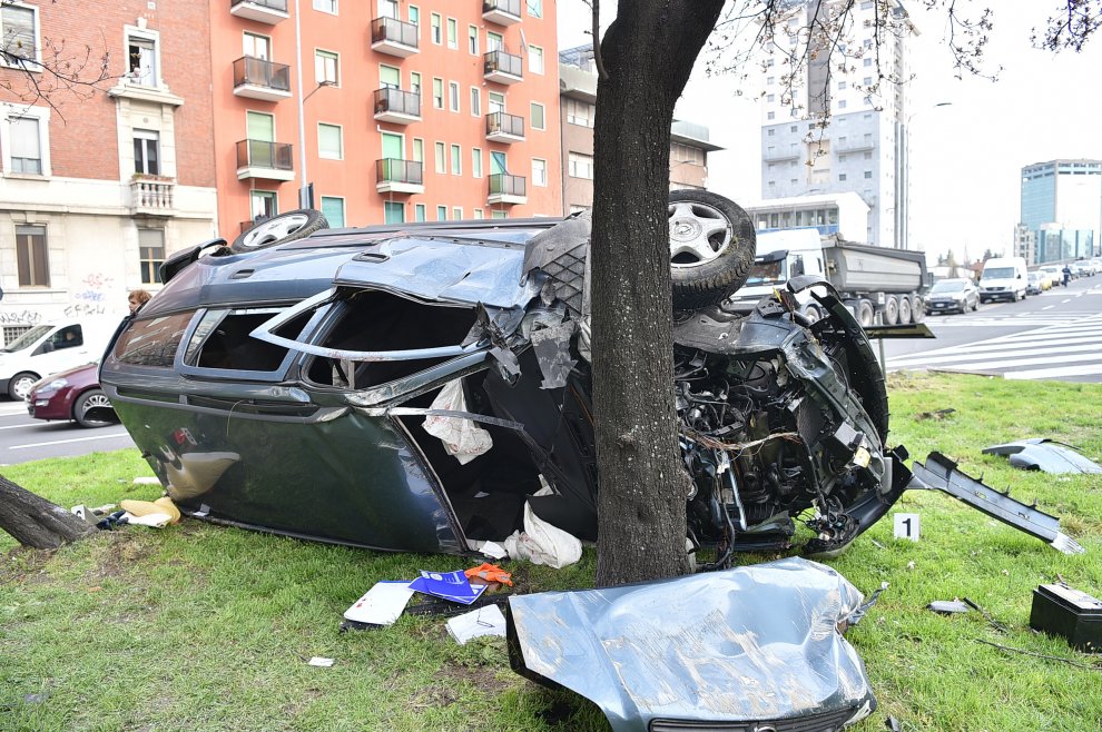 Auto si ribalta, sfonda le protezioni e si schianta contro un albero ...