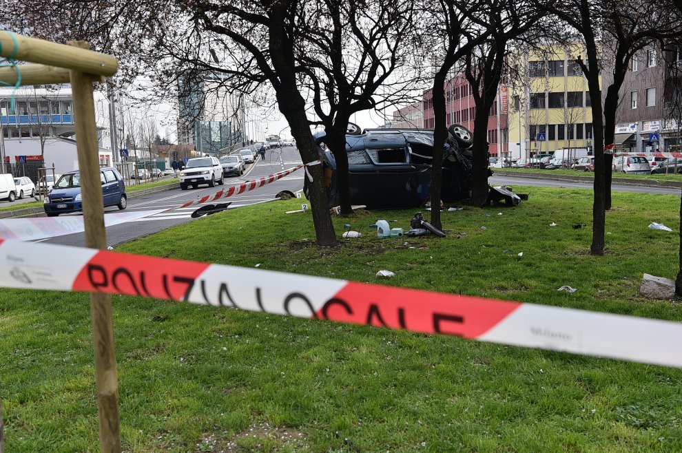 Auto si ribalta, sfonda le protezioni e si schianta contro un albero ...