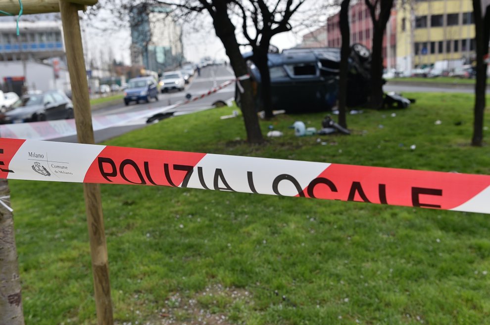 Auto si ribalta, sfonda le protezioni e si schianta contro un albero ...