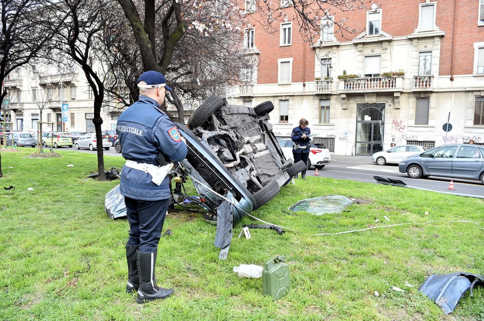 Auto si ribalta, sfonda le protezioni e si schianta contro un albero ...