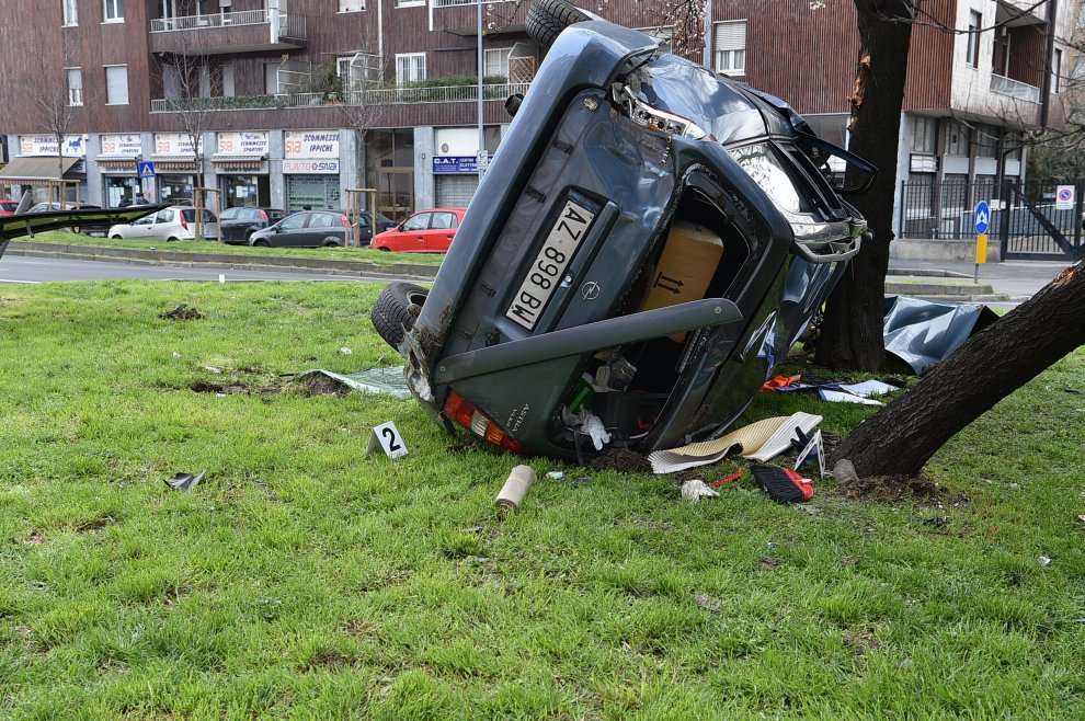 Auto si ribalta, sfonda le protezioni e si schianta contro un albero ...