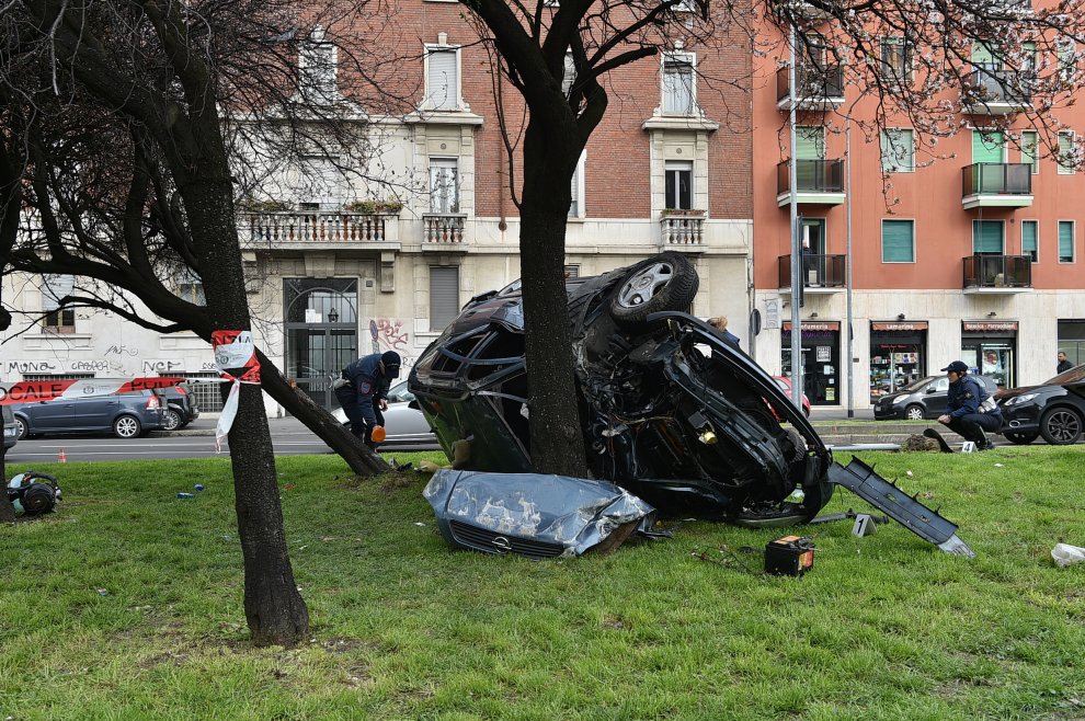 Auto si ribalta, sfonda le protezioni e si schianta contro un albero ...