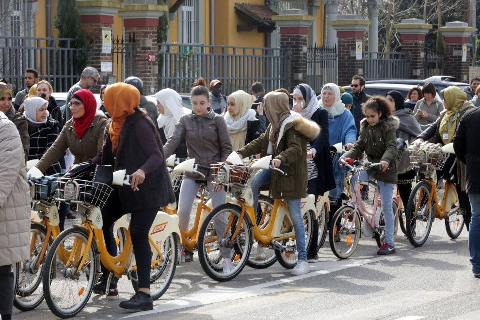 Milano, la biciclettata delle donne musulmane contro la violenza e le  discriminazioni - la Repubblica