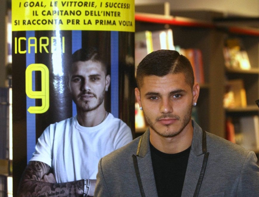 Milano, Icardi presenta il suo libro: fan in coda in Galleria - la ...