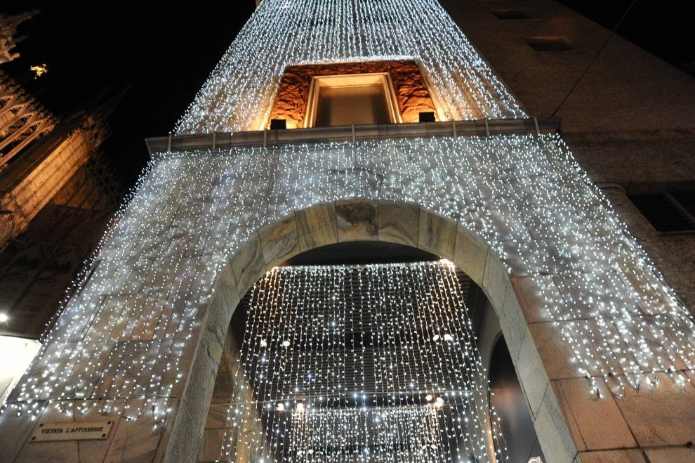 Milano, cascata di luci sulla Rinascente: aria di Natale in centro - la