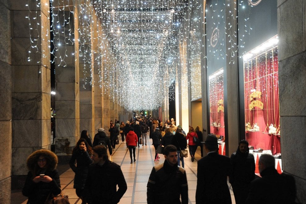 Milano, cascata di luci sulla Rinascente: aria di Natale in centro - la