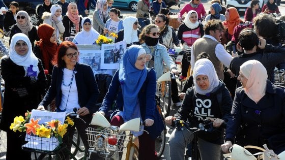 Milano, la biciclettata con il velo per i diritti delle donne islamiche ...