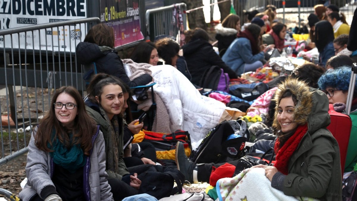 Milano, dormire in strada per il concerto di Harry Styles (ex One Direction):  3mila ragazzine in fila da 5 giorni - la Repubblica
