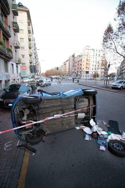 Milano, provoca un incidente con 5 ragazzi feriti e scappa: caccia al ...