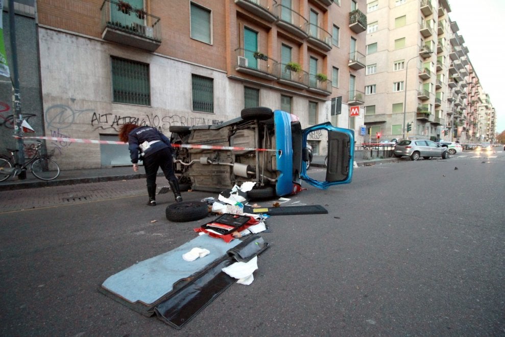 Milano, provoca un incidente con 5 ragazzi feriti e scappa: caccia al ...