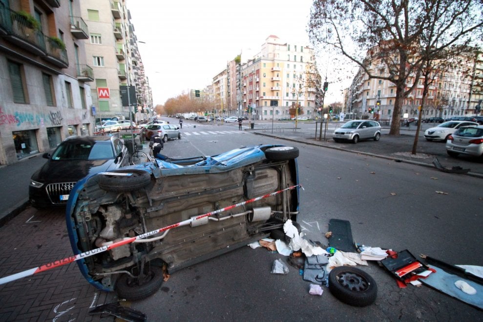Milano, provoca un incidente con 5 ragazzi feriti e scappa: caccia al ...