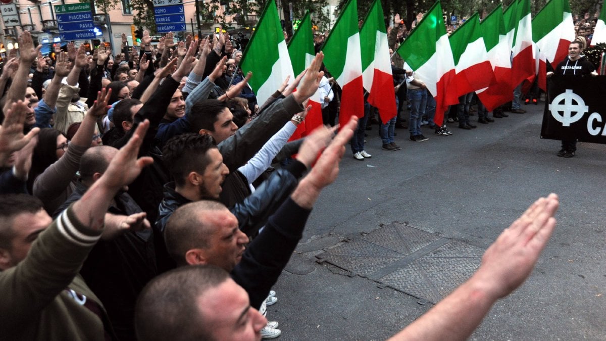 Saluto fascista, la Cassazione: "Non è reato se commemorativo" e