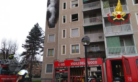 Milano, incendio in un palazzo di 14 piani: soccorse venti persone