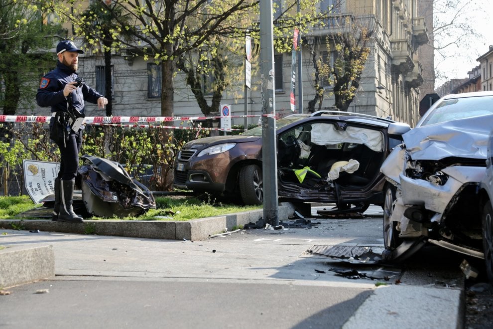 Milano, scontro fra due auto in viale Biancamaria, un ferito: l ...
