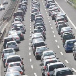 Si ribalta camion sulla A4, traffico in tilt a Seriate - la Repubblica
