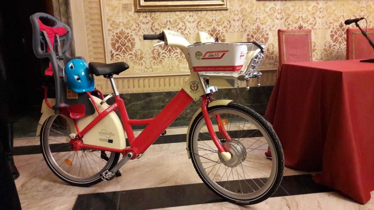 Milano, arrivano i seggiolini per i bimbi sulle bici di BikeMi: e si  potranno parcheggiare ovunque - la Repubblica