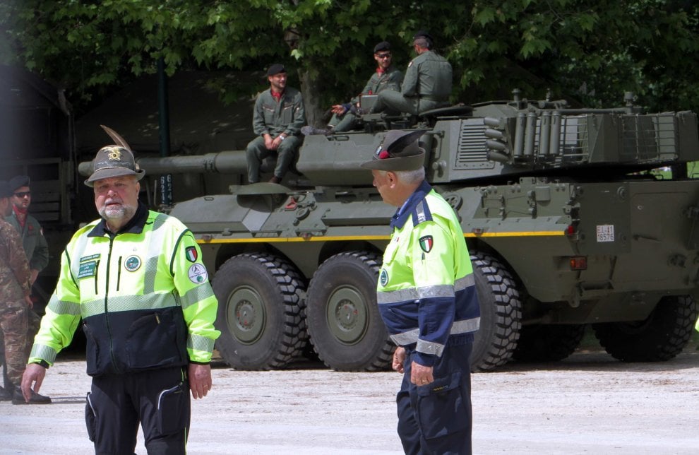 Milano Mezzi Militari E Tende Da Campo Nella Cittadella Degli Alpini 