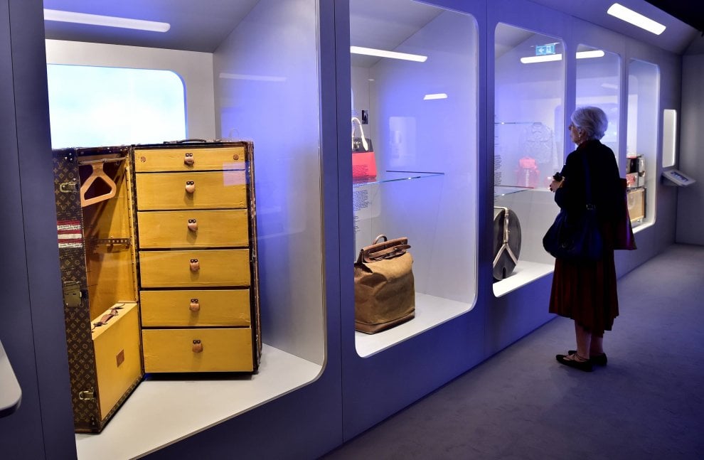 I bauli, gli abiti e le borse celebri di Louis Vuitton esposti nella ...