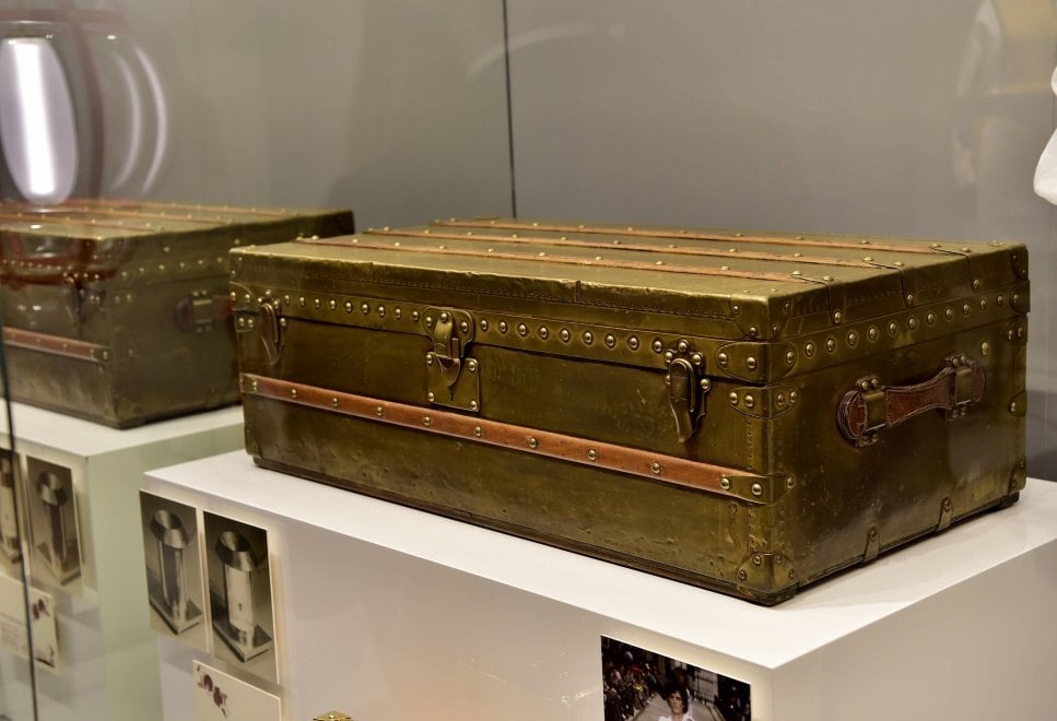 I bauli, gli abiti e le borse celebri di Louis Vuitton esposti nella ...