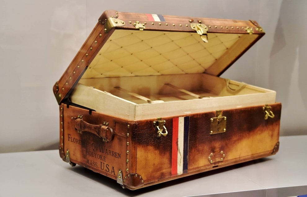 I bauli, gli abiti e le borse celebri di Louis Vuitton esposti nella ...