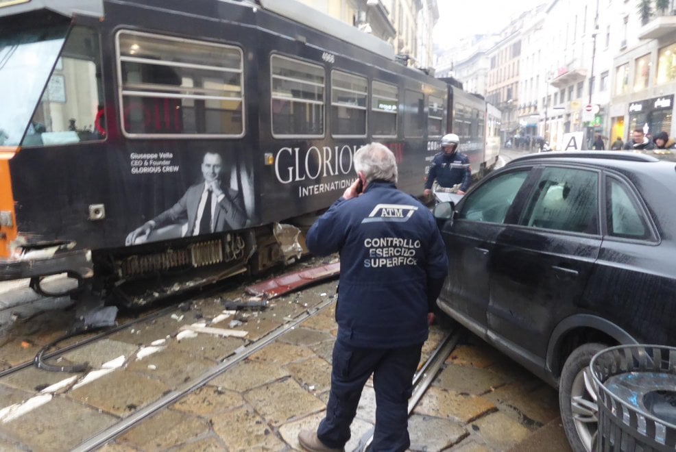 Incidente stradale in via Torino a Milano: l'auto si scontra con un ...
