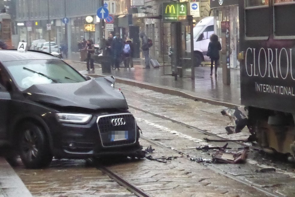 Incidente stradale in via Torino a Milano: l'auto si scontra con un ...