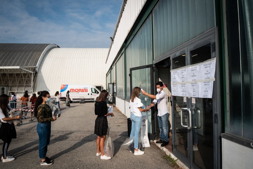 Al parco esposizione di Novegro file di banchi distanziati ...