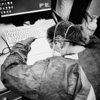 Festival della Fotografia Etica a Lodi: dallo scatto simbolo dell'infermiera stanca al reportage dal lockdown