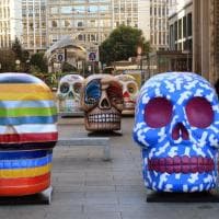 I teschi giganti e colorati della Design Week invadono il centro di Milano