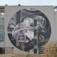 La street art a Brescia porta il dipinto della cupola del Duomo sulla facciata di un palazzo in città