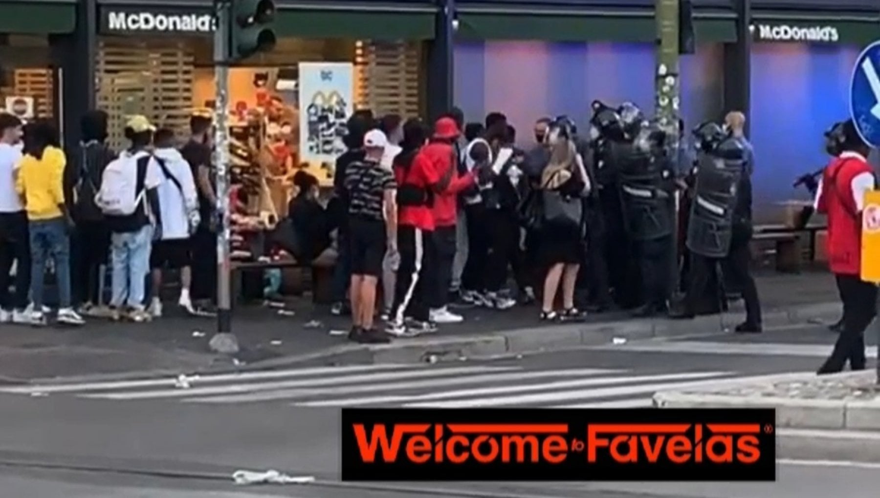 Rissa davanti al McDonald's a Milano, i ragazzi: "Picchiati per razzismo". I carabinieri: "Noi presi a bottigliate" - Vimarsana News