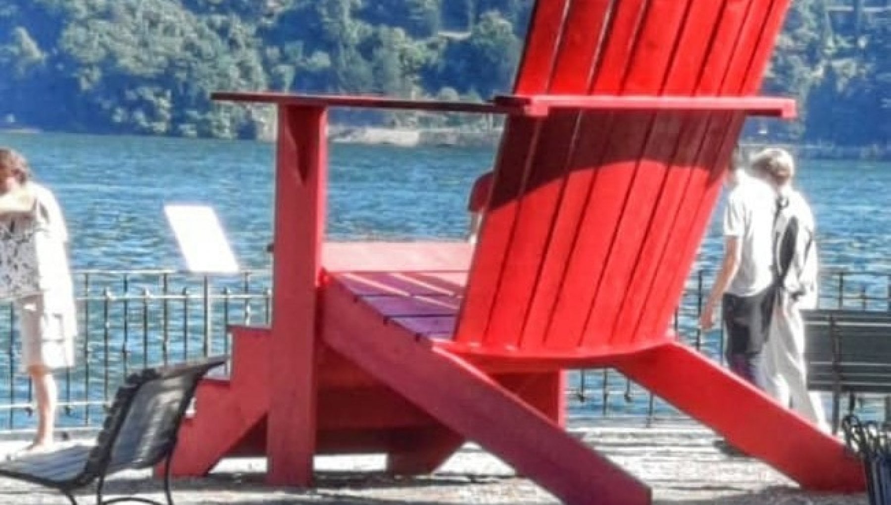 Cernobbio, seduti su un gigantesco trono color rosso per lasciarsi sedurre dal paesaggio del lago di Como - Vimarsana News