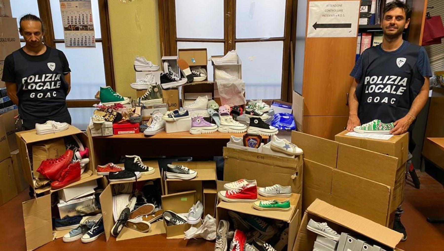 Scarpe da ginnastica e abiti taroccati in vendita a Chinatown: la polizia locale sequestra 1.200 pezzi - Vimarsana News