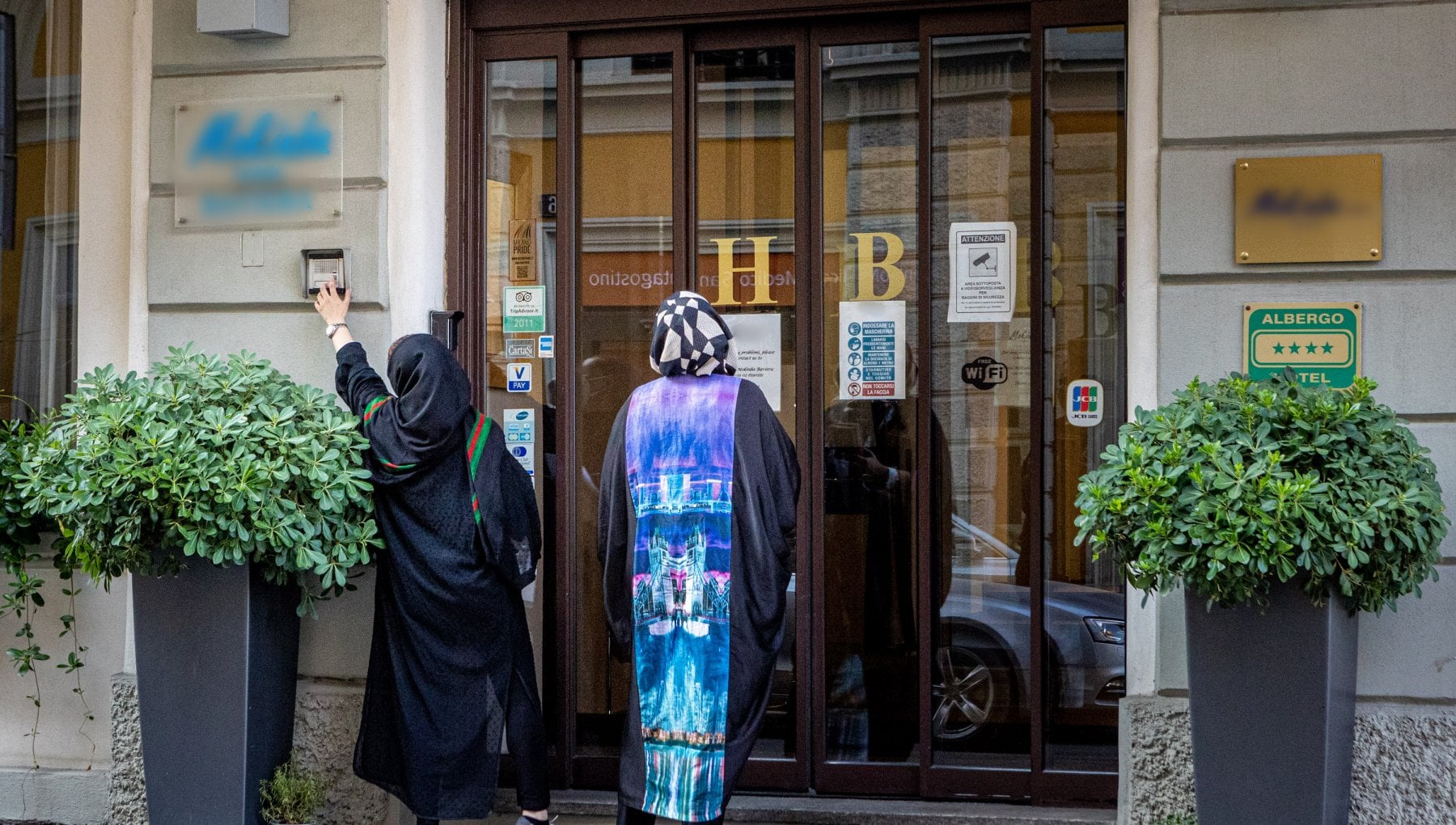 I rifugiati dell'Afghanistan nei Covid Hotel di Milano. E scatta la catena solidale: "Una stanza per le donne" - Vimarsana News