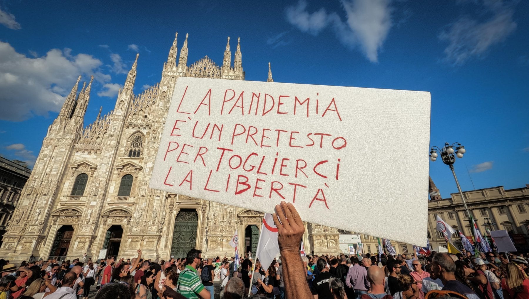 Tremila "no Green Pass" in centro a Milano: scaramucce con i passanti e caos in via Torino - Vimarsana News