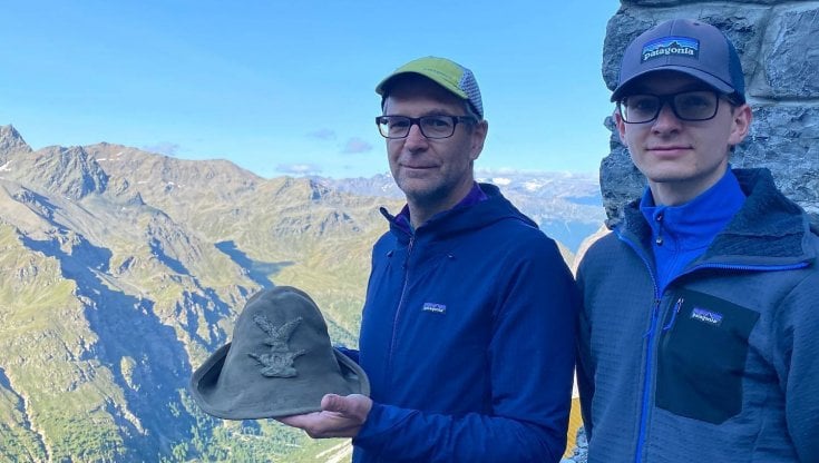 Prima Guerra Mondiale, il ghiacciaio si ritira e restituisce il cappello di  un alpino del 5° Reggimento - la Repubblica