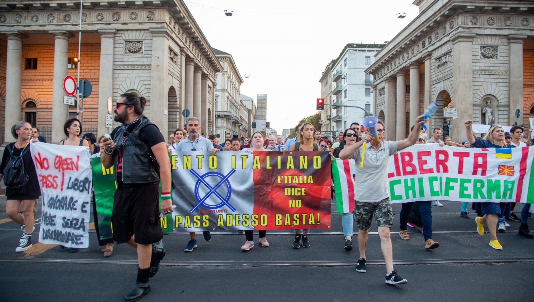 In 5 000 Al Corteo No Green Pass Di Milano Slogan Contro Draghi 