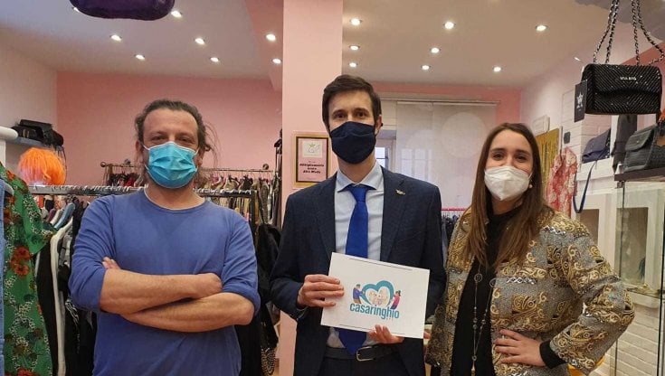 Busto Arsizio, gli abiti firmati di seconda mano a chi ha bisogno:  l'economia circolare della solidarietà - la Repubblica