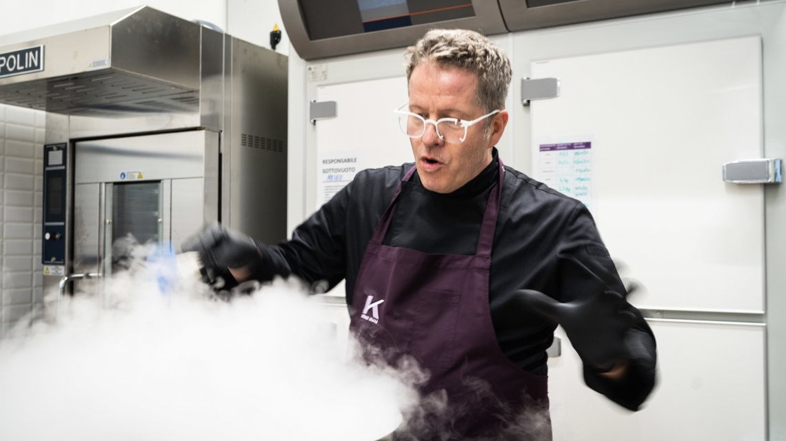 Ernst Knam nella sua fabbrica di cioccolato: \