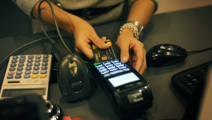 "Mi hanno clonato la carta di credito", ma era lei a fare shopping ...