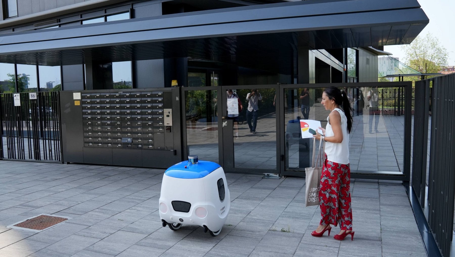 Robot Pacchi A Milano arriva il postino-robot: a guida autonoma e con sensori anti ...