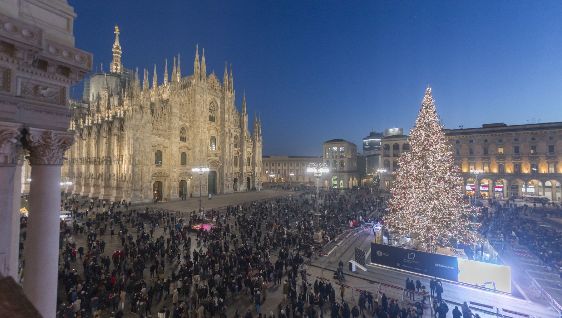 L estetista Cinica Sponsor Dell albero Di Natale In Piazza Duomo A 