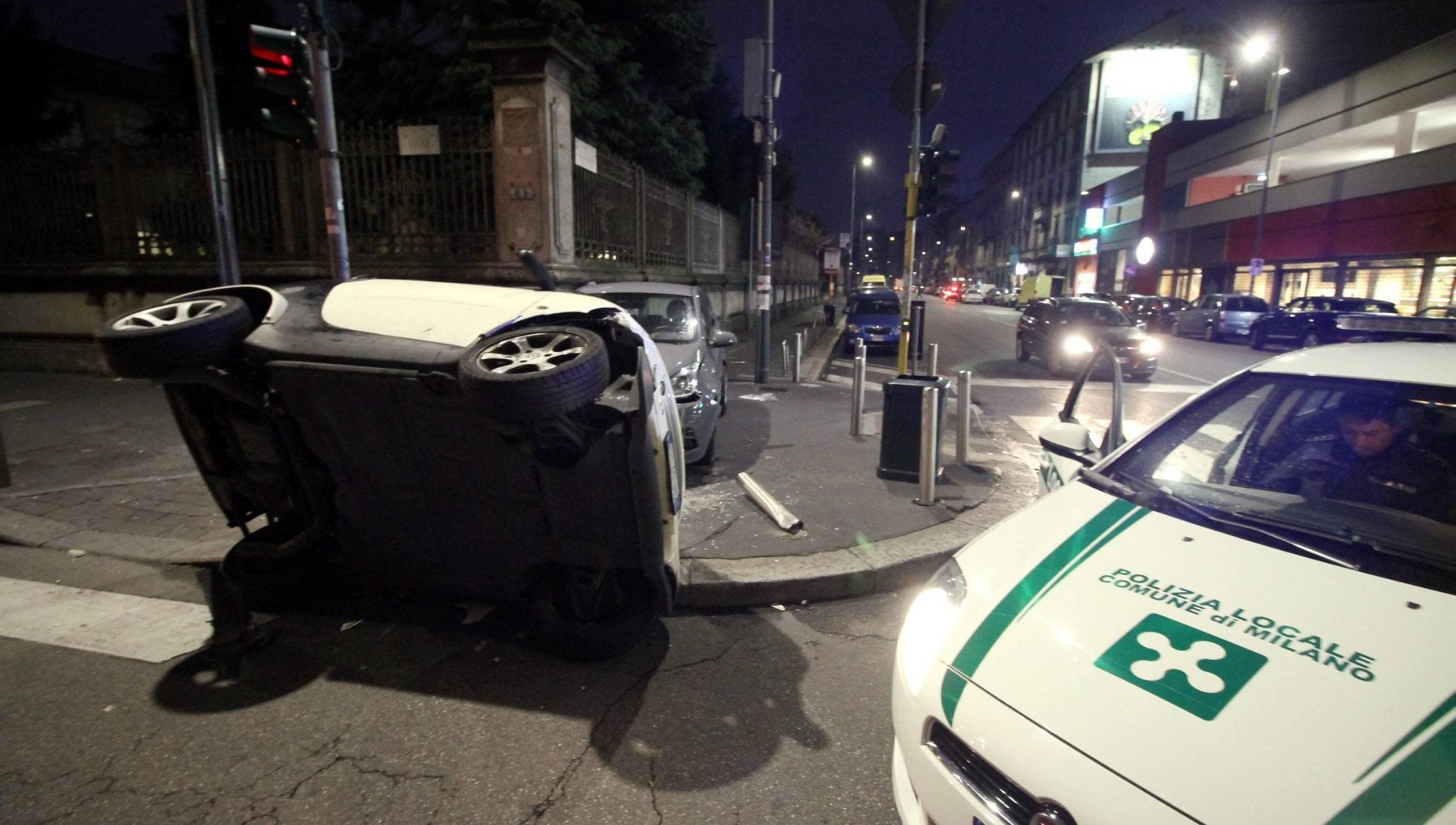 Incidenti stradali, morta una donna di 23 anni a Milano: l'auto in ...