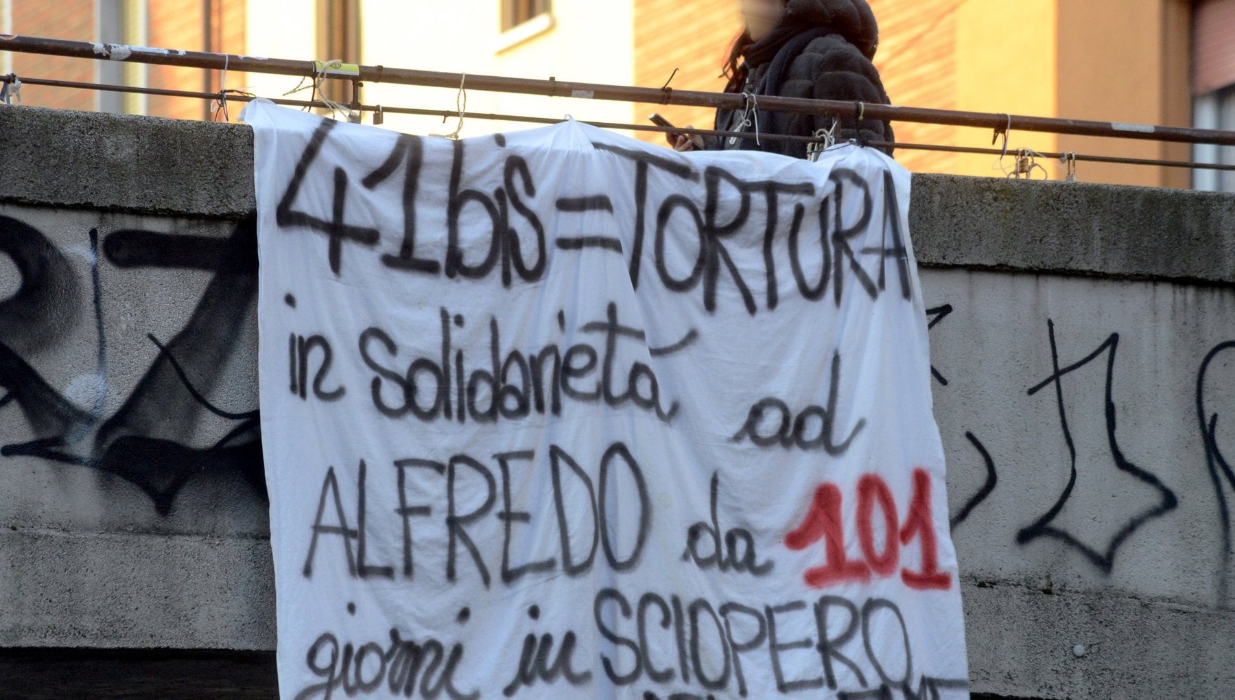 Alfredo Cospito, anarchici rivendicano le molotov alle auto dei vigili