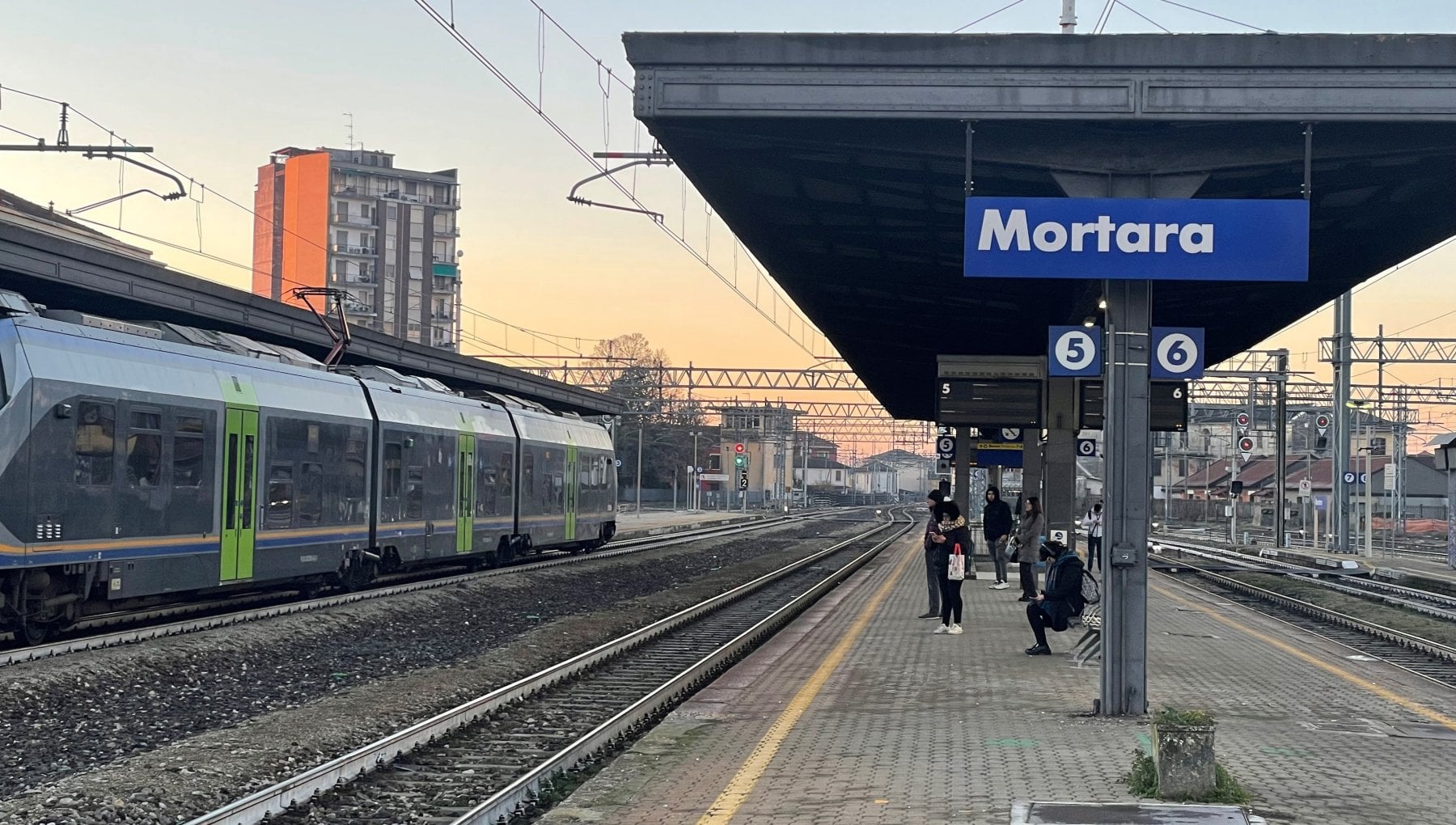 Regionali Lombardia Il Voto Visto Dai Pendolari Di Trenord Tra 
