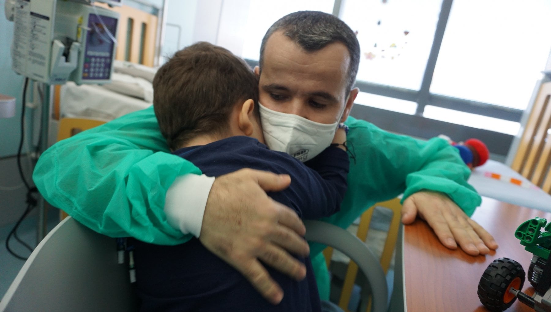 Torna a casa Mario, il bambino di 5 anni che respira grazie al polmone ...