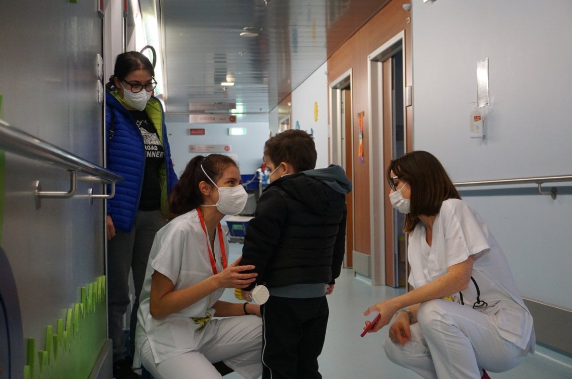 Torna a casa Mario, il bambino di 5 anni che respira grazie al polmone ...