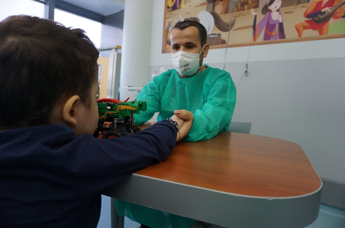 Torna a casa Mario, il bambino di 5 anni che respira grazie al polmone ...